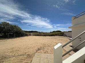 Property grounds - Large house in Notre-Dame-de-Monts near beach, 3 bedrooms, parking (Notre-Dame-de-Monts)