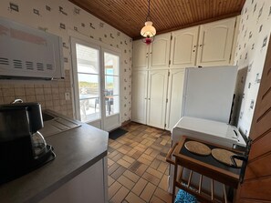 Fridge, microwave, oven, dishwasher - Large house in Notre-Dame-de-Monts near beach, 3 bedrooms, parking (Notre-Dame-de-Monts)
