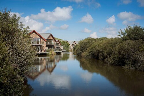 Waveside-Lakeside terrace with hot tub, bbq, indoor heated Resort Pool/Gym