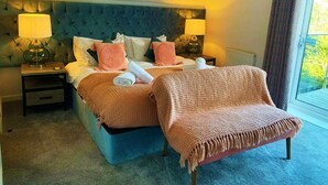 2 bedrooms, iron/ironing board, WiFi (free), bed sheets - Waveside-Waterside with hot tub,Resort Pool/Gym (Winnard's Perch)