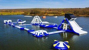 Een openluchtaquapark met diverse waterattracties.