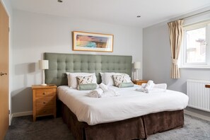 4 habitaciones, tabla de planchar con plancha y ropa de cama 