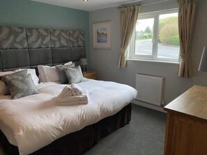 4 chambres, fer et planche à repasser, draps fournis