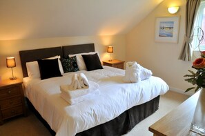 4 bedrooms, iron/ironing board, free WiFi, bed sheets - Retallack Resort Fistral Hot Tub, waterside house (Winnard's Perch)