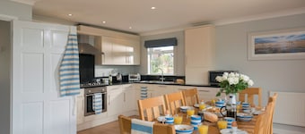 Retallack Resort Fistral Hot Tub, waterside house