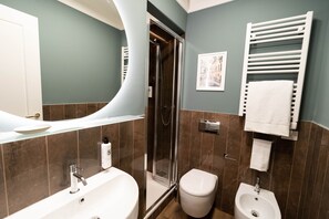 Doccia, asciugacapelli, bidet, asciugamani