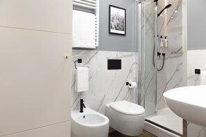 Dusche, Haartrockner, Bidet, Handtücher