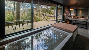 スーペリア スイート 禁煙 | バスルーム | 個別の浴槽とシャワー、温泉浴槽、バスアメニティ (無料)、ヘアドライヤー