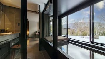 Suite Basic, non fumatori | Bagno | Vasca e doccia separate, vasca con acqua sorgiva