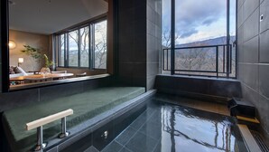 エグゼクティブ スイート 禁煙 | バスルーム | 個別の浴槽とシャワー、温泉浴槽、バスアメニティ (無料)、ヘアドライヤー