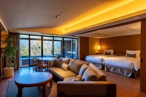 ラグジュアリー スイート | 羽毛の掛け布団、ミニバーのアイテム (無料)、セーフティボックス (室内)、遮光カーテン