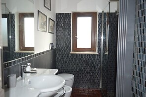 Dusche, Haartrockner, Bidet, Handtücher