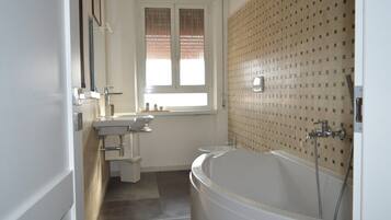 Doccia, asciugacapelli, bidet, asciugamani