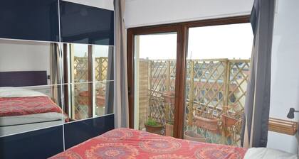 Bright and well-connected penthouse