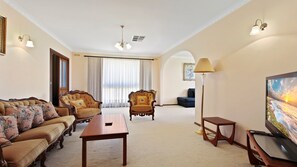 TV - Family Escape | Lakes Entrance Retreat (Lakes Entrance)
