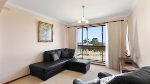 TV - Family Escape - Lakes Entrance (Lakes Entrance)