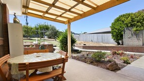 Outdoor dining - Family Escape | Lakes Entrance Retreat (Lakes Entrance)