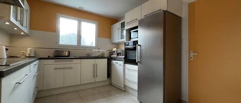 冷蔵庫、電子レンジ、オーブン、コンロ