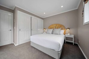 5 bedrooms, WiFi, bed sheets - Indigo Views at Vincentia (Vincentia)