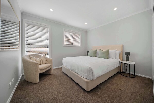 5 bedrooms, WiFi, bed sheets