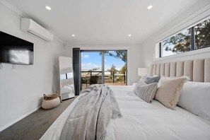 5 bedrooms, WiFi, bed sheets - Indigo Views Summary: (Vincentia)