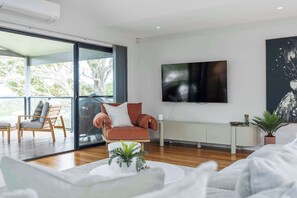 TV, DVD player - Indigo Views at Vincentia (Vincentia)