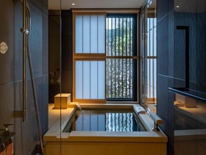Habitación superior con 2 camas individuales, vistas a la ciudad | Spa