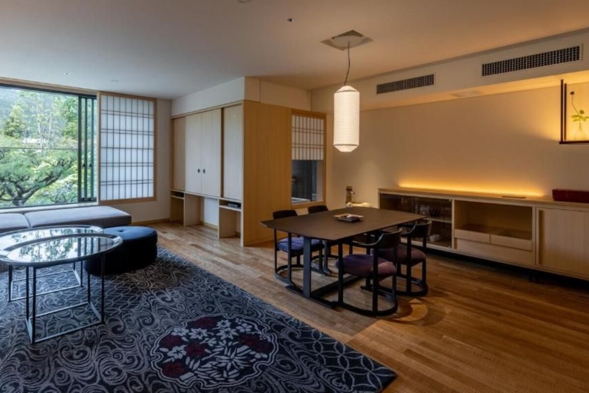 Habitación cuádruple de lujo, vistas a la ciudad | Zona de estar