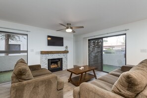 Smart TV, books - Walkable 2BR in Old Town w/ Heated Pool + More (Scottsdale)