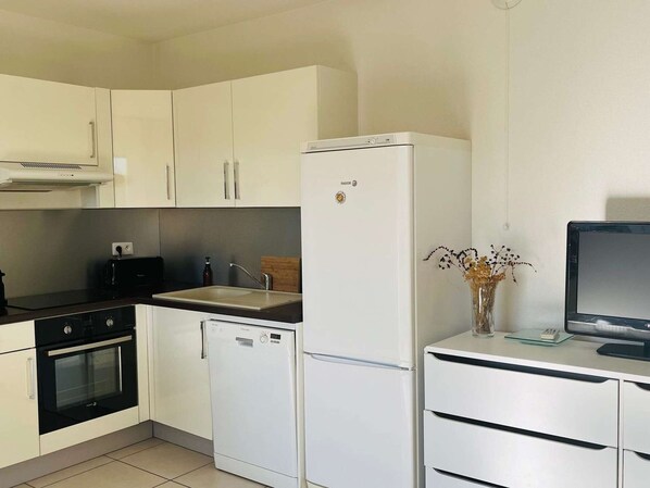 Frigorifero, microonde, forno, piano cottura