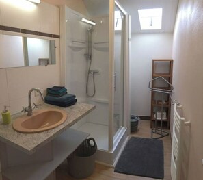 Shower, hair dryer - Gîte Les Vignes (L'Île-d'Olonne)
