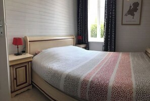 2 slaapkamers, een strijkplank/strijkijzer, reisbedje, gratis wifi