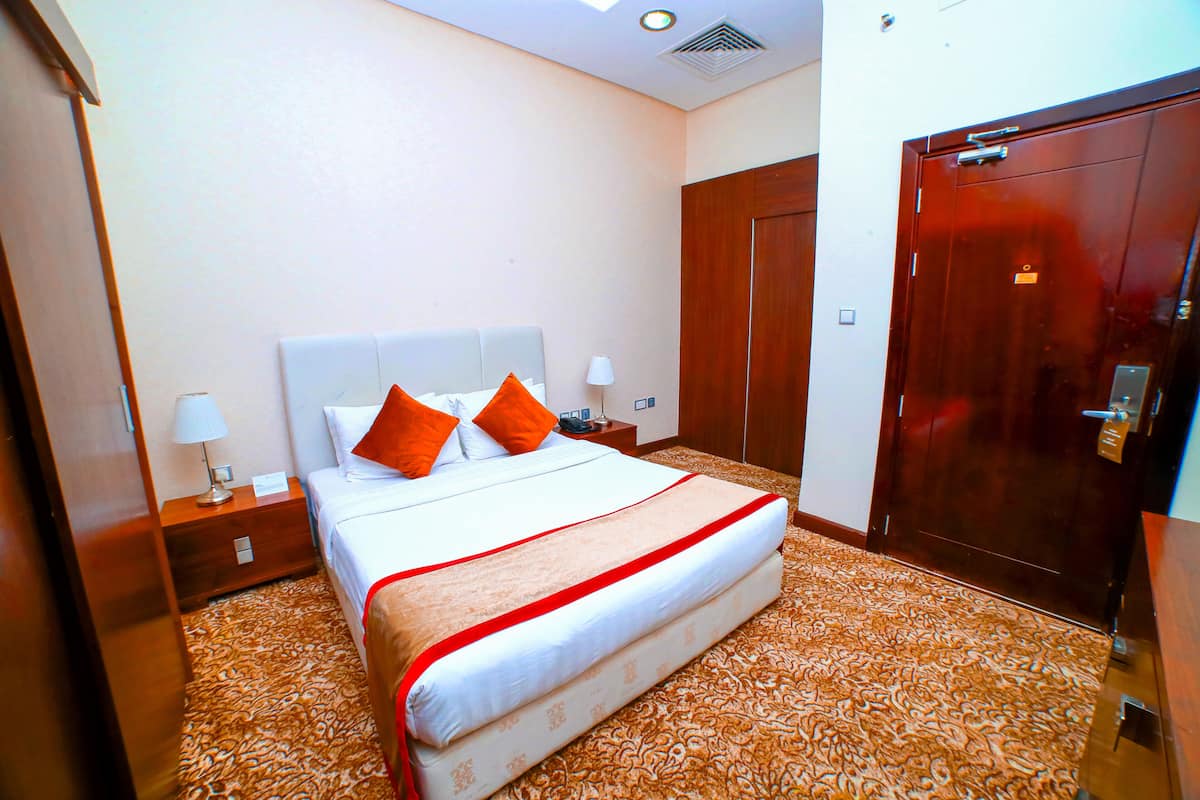 Kamar Klasik, 1 Tempat Tidur Queen, Bebas Asap Rokok, pemandangan kota | 2 kamar tidur, minibar, brankas, dan meja kerja
