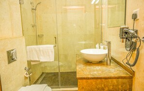 Phòng dành cho gia đình | Phòng tắm | Buồng tắm vòi sen, vòi sen phun mưa, máy sấy tóc, dép đi trong nhà 