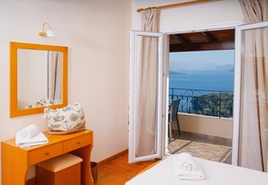 3 bedrooms, in-room safe, iron/ironing board, free WiFi - Villa Vasso Three-Bedroom Sea View Residence, near Kerasia Beach (Αγνίτσινη)