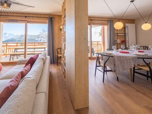TV - Ski in/ski out apartment with terrace in Huez (Huez)