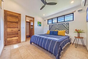 2 habitaciones, escritorio y tabla de planchar con plancha 