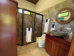 Milieuvriendelijke toiletartikelen, een haardroger, handdoeken