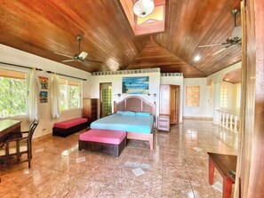 5 quartos, escrivaninha, ferros/tábuas de passar roupa, berço de viagem