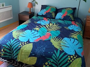 2 bedrooms, travel cot, WiFi