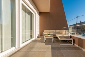 Vila, 2 quartos, piscina particular, vista para a montanha | Sacada