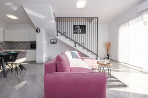 Vila, 2 quartos, piscina particular, vista para a montanha | Sala de estar