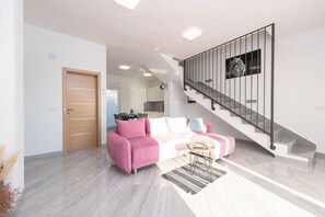 Vila, 2 quartos, piscina particular, vista para a montanha | Sala de estar