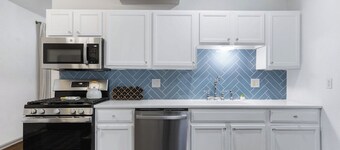 Columbus Park - Lower- 1 Bed Close to River Market