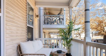 Columbus Park Duo - Lower 1 Bed Close to River Market and Downtown!
