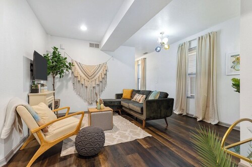 Columbus Park - Lower- 1 Bed Close to River Market