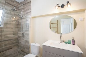 Apartment | Bathroom - Supreme 4BR Villa With Garden & Sea View (Tel Aviv)