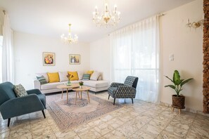Apartment | Living area | Flat-screen TV - Supreme 4BR Villa With Garden & Sea View (Tel Aviv)