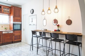 Appartement | Cuisine privée | Grand réfrigérateur, micro-ondes, four, plaque de cuisson