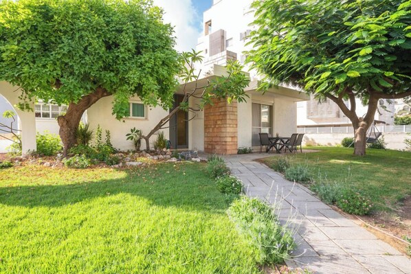 Exterior - Supreme 4BR Villa With Garden & Sea View (Tel Aviv)